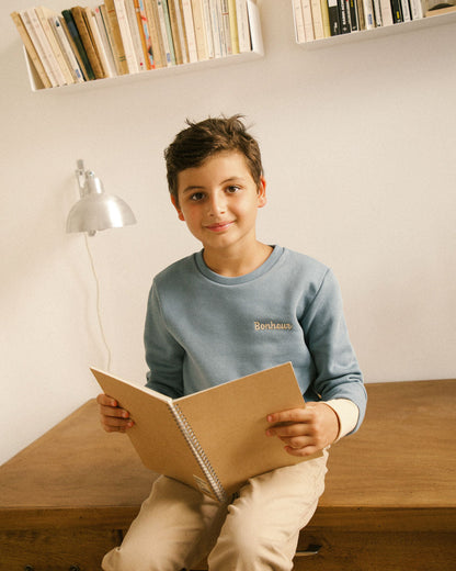 enfant en sweat bleu canard