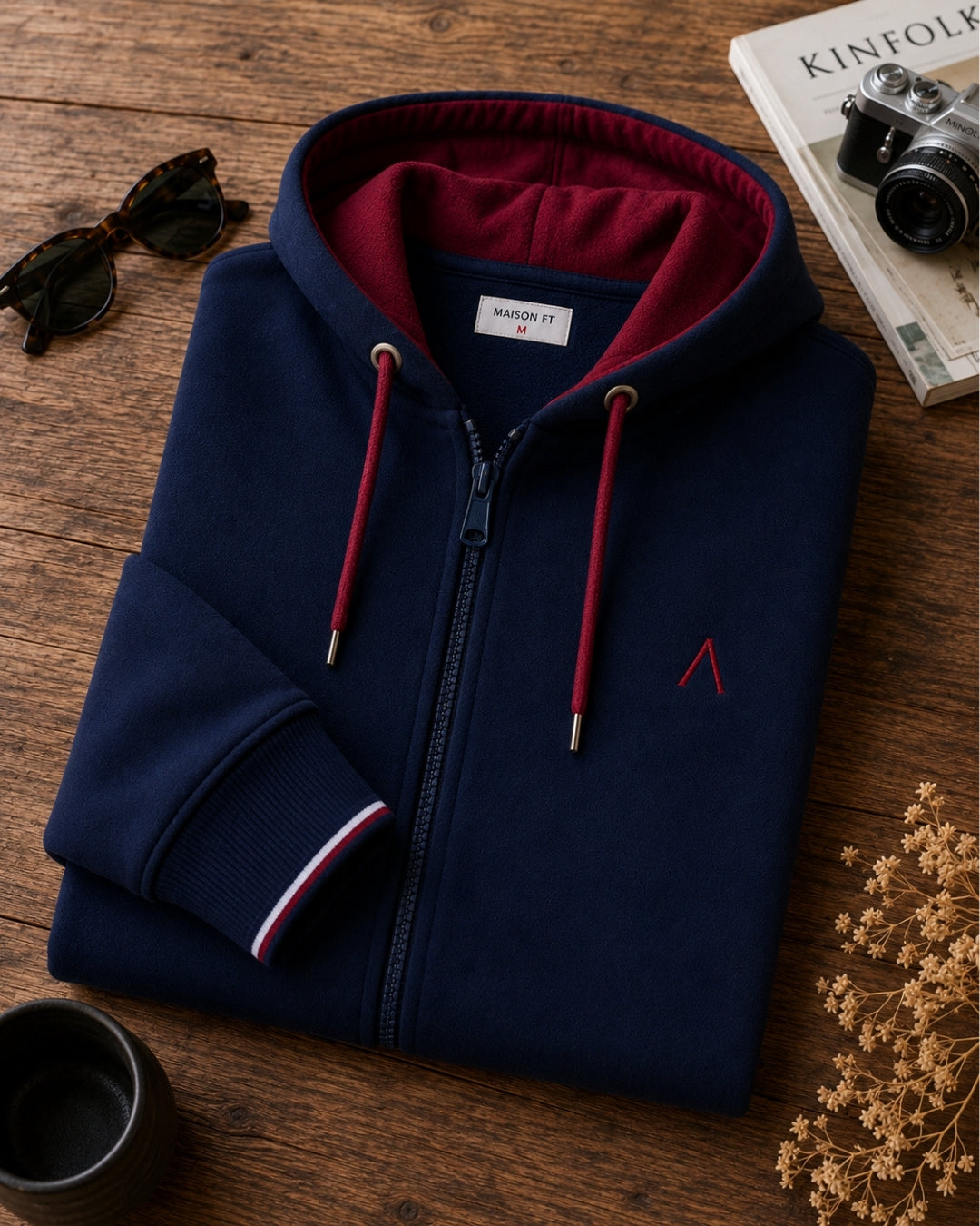 Veste_zippee_homme_-_bleu_marine_-_coton_bio_-_maison_ft_-_ambiance_bfb52022-f383-4d33-8883-b7e3a9a9e027
