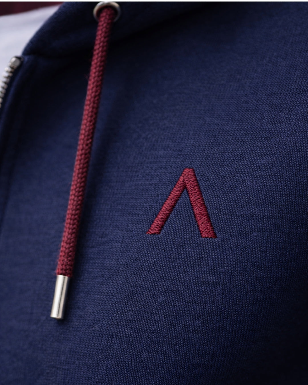 Veste_zippee_homme_-_bleu_marine_-_coton_bio_-_maison_ft_-_detail_broderie_coeur