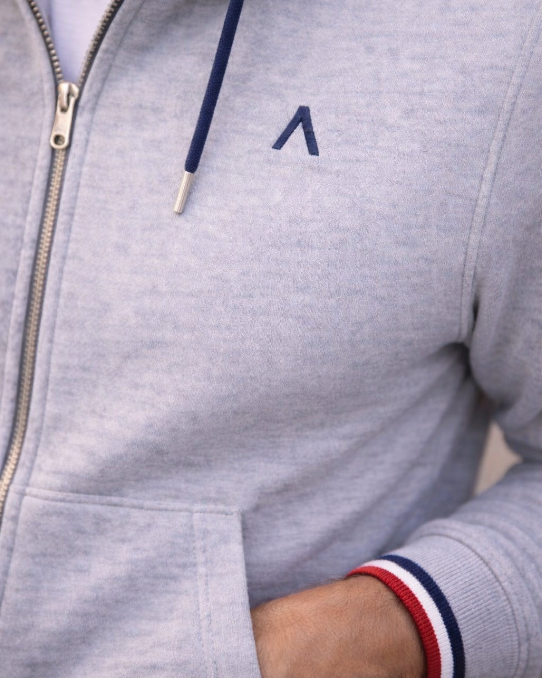 Veste_zippee_homme_-_gris_chine_-_coton_bio_-_maison_ft_-_detail_broderie_coeur_2