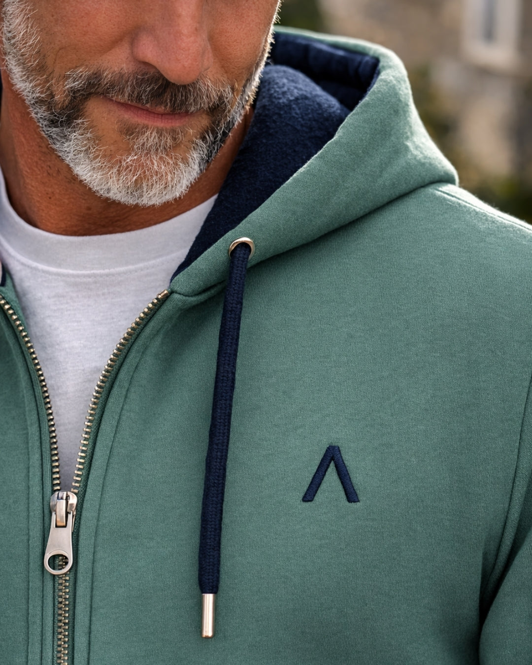 Veste_zippee_homme_-_vert_-_coton_bio_-_maison_ft_-_detail_broderie_coeur_2