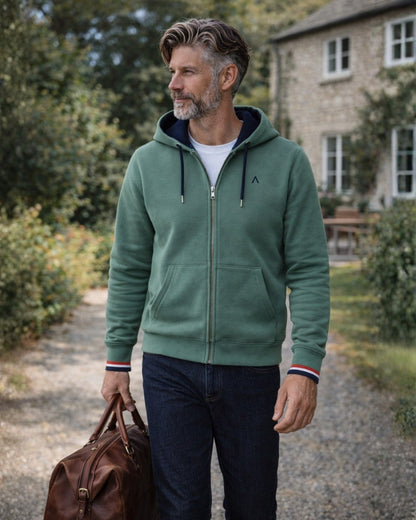 Veste_zippee_homme_-_vert_-_coton_bio_-_maison_ft_-ambiance_exterieur
