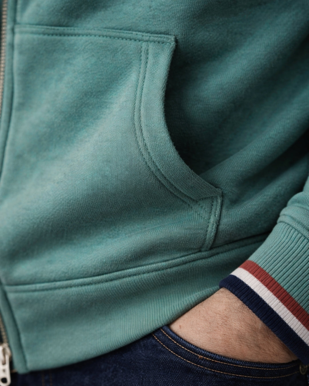 Veste_zippee_homme_-_vert_-_coton_bio_-_maison_ft_-detail_manche