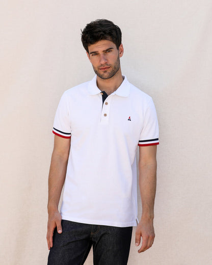 homme portant un polo blanc