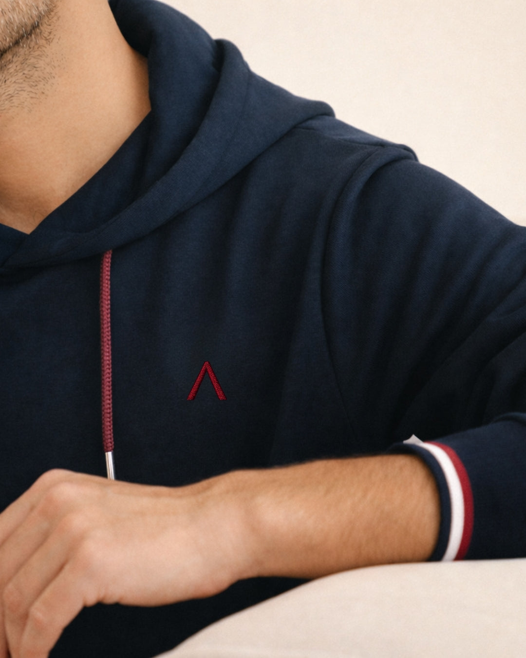 sweat-capuche-bleu-homme-coton-bio-maison-ft_-detail_broderie_coeur