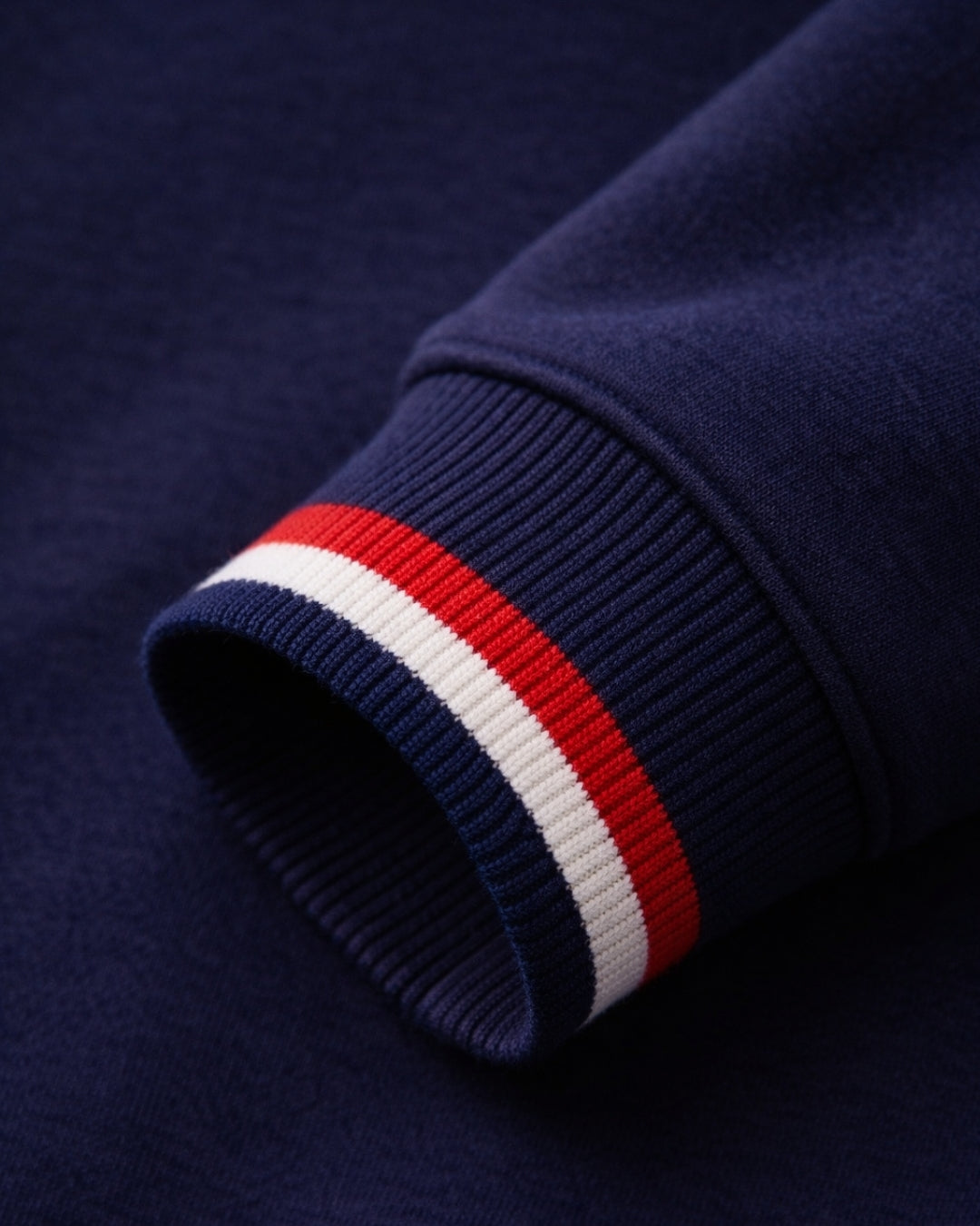 sweat-capuche-bleu-homme-coton-bio-maison-ft_-detail_manche