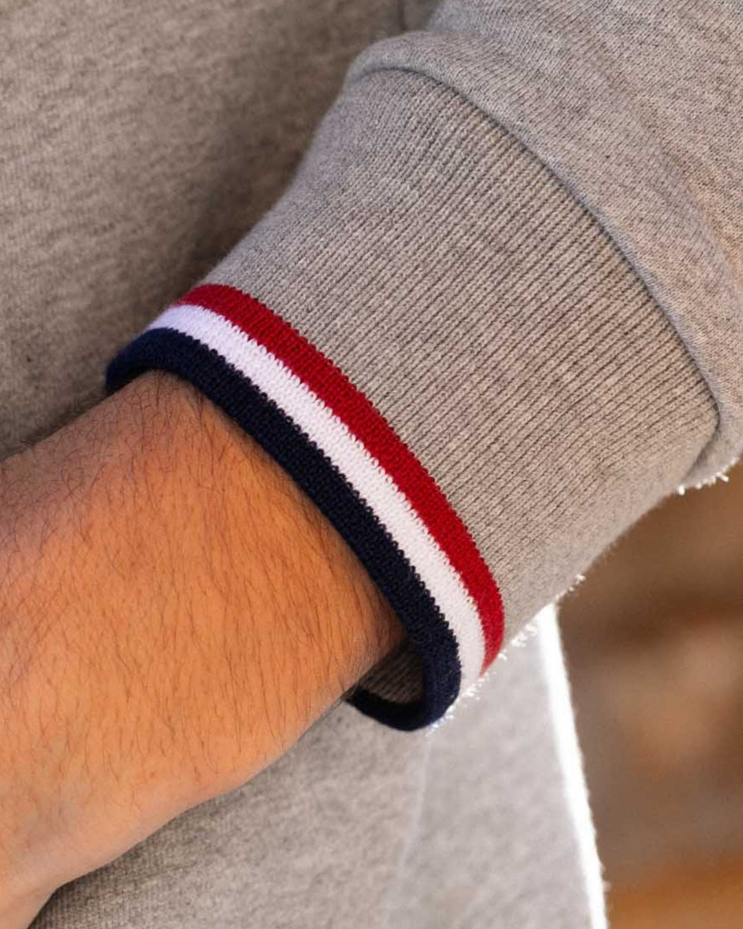 sweat-capuche-gris-chine-homme-coton-bio-maison-detail-manche