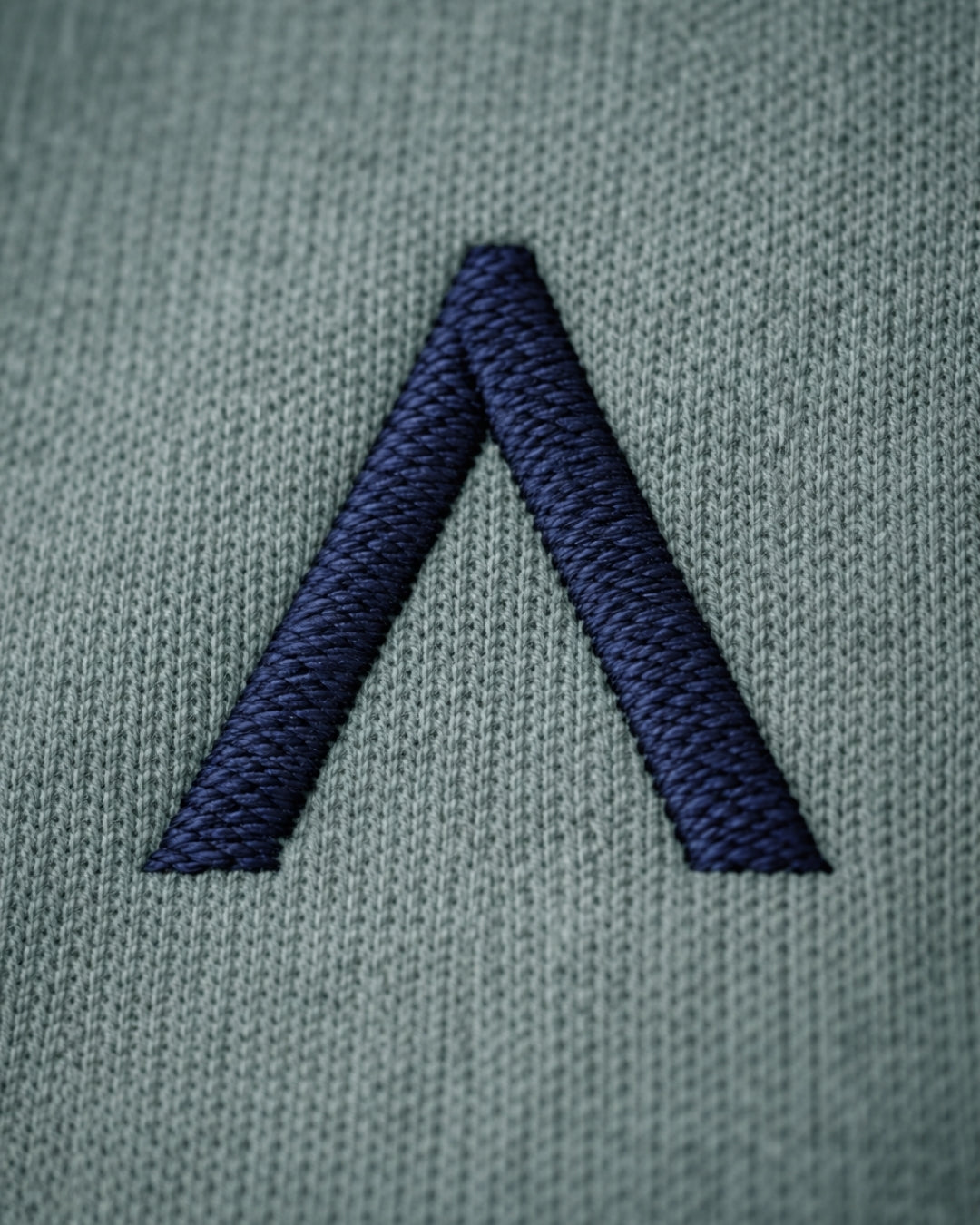sweat-capuche-vert-homme-coton-bio-maison-ft_-_detail_broderie