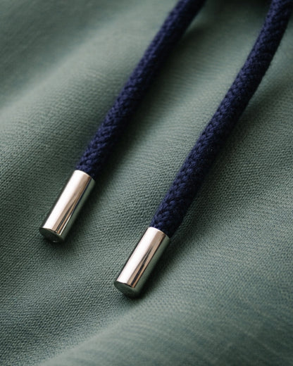sweat-capuche-vert-homme-coton-bio-maison-ft_-_detail_cordon